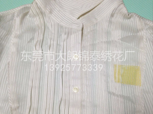 打条打百折条纹上衣